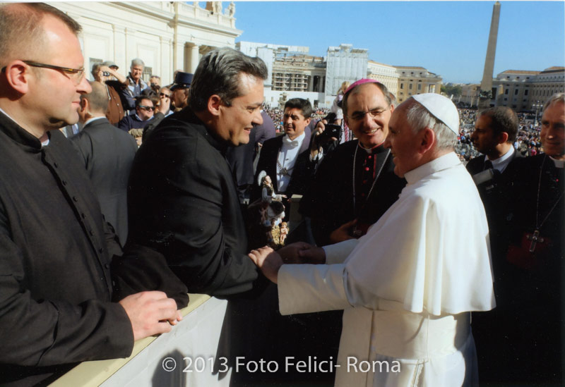 stretta-di-mano-di-papa-francesco-con-don-giuseppe-puppo