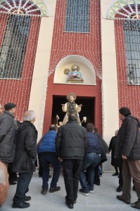 san-cono-entra-in-chiesa-a-san-marco