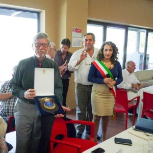 Consegna stemma di Teggiano al vice sindaco di Cascina