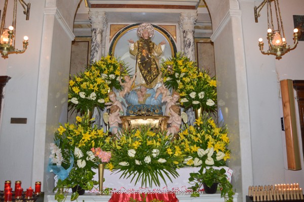 Statua di San Cono addobbata di fiori