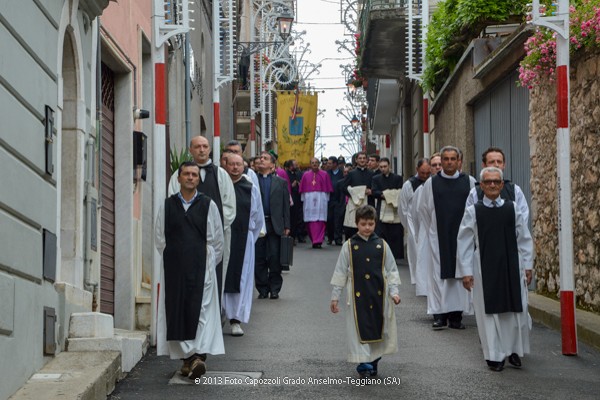 Il corteo lungo la salita Corpo di Cristo