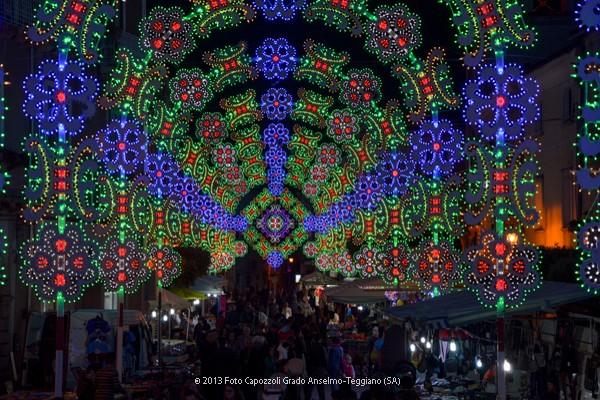 Luminarie viste dalla piazza