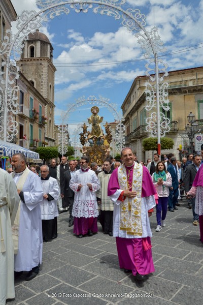 La processione lungo la piazza