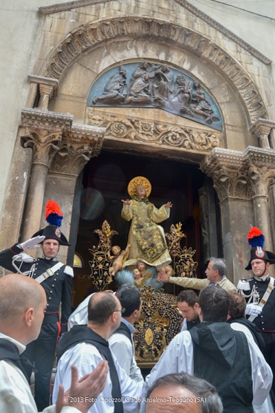 La statua di San Cono all’uscita dalla chiesa