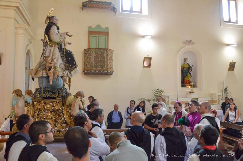 Momento di preghiera in chiesa