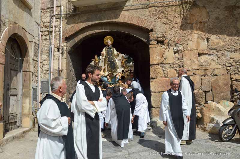 San Cono attraversa la porta dell’Annunziata