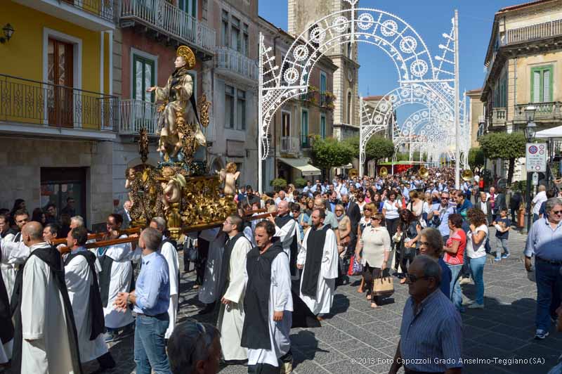 San Cono e i devoti in processione