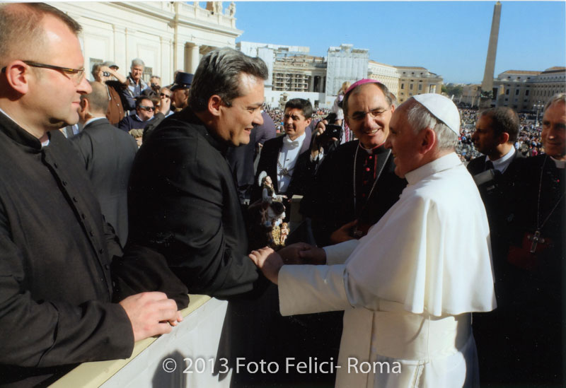 Don Giuseppe stringe la mano al Papa