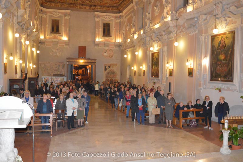 Fedeli nella chiesa di San Francesco