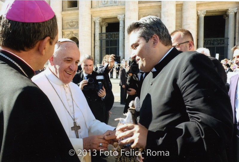 Offerta della statuina di san cono al papa