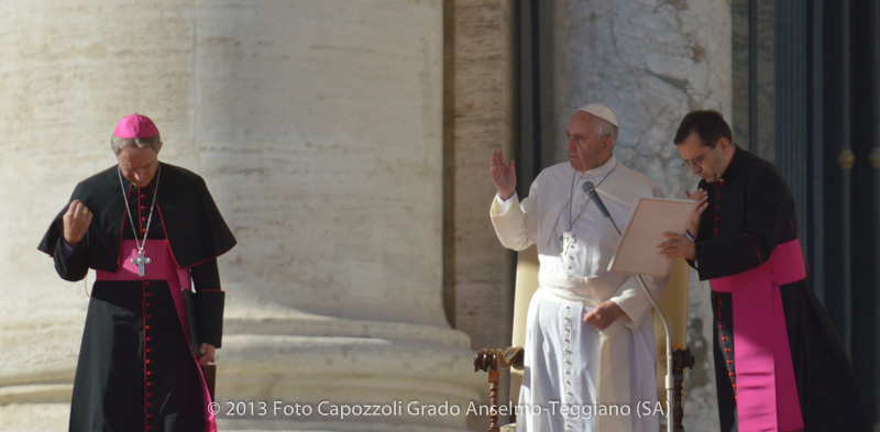 Papa Francesco mentre benedice