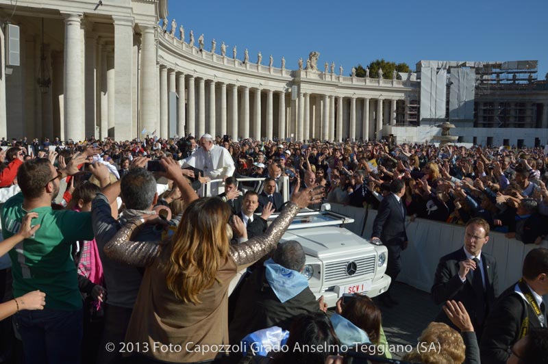 Passaggio del Papa tra la folla