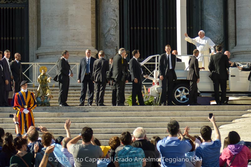 Saluti del Papa sulla papa mobile