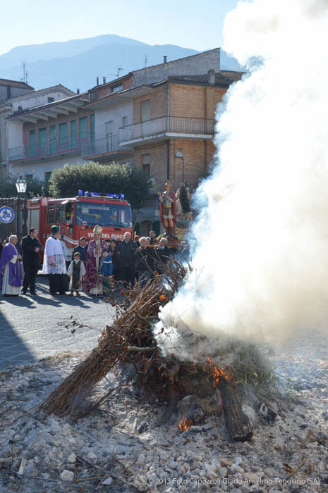 Falò ardente al passaggio della processione