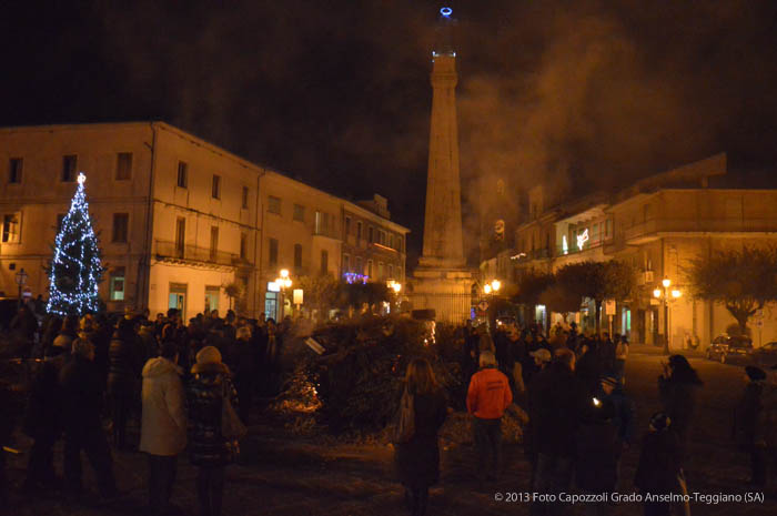 I fedeli intorno al falò