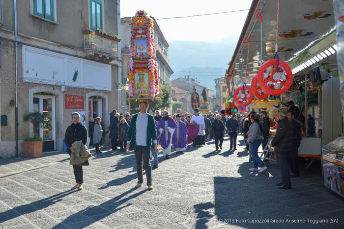 In processione lungo la piazza centrale