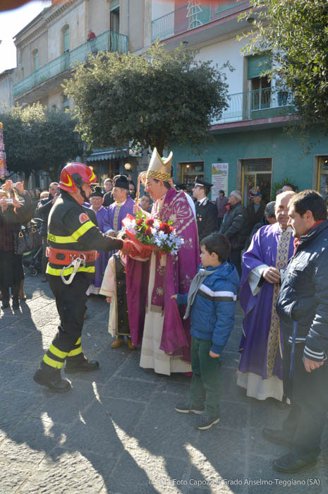 La consegna ai vigili del fuoco