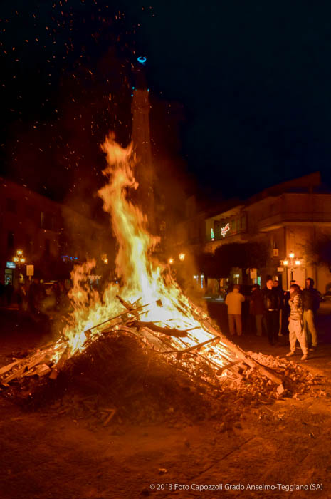 Le fiamme illuminano la piazza di Teggiano