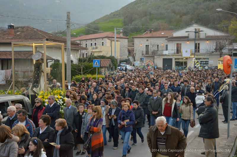 Ci si incammina verso la chiesa