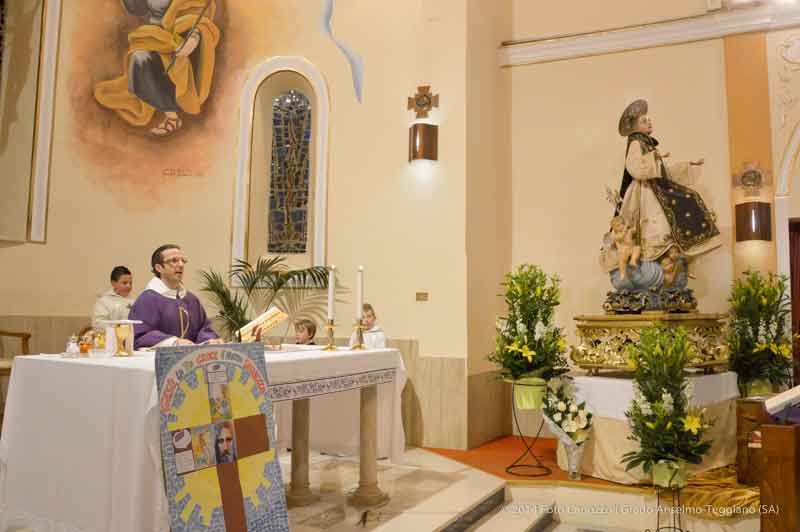 Don Carmine celebra la messa per San Cono