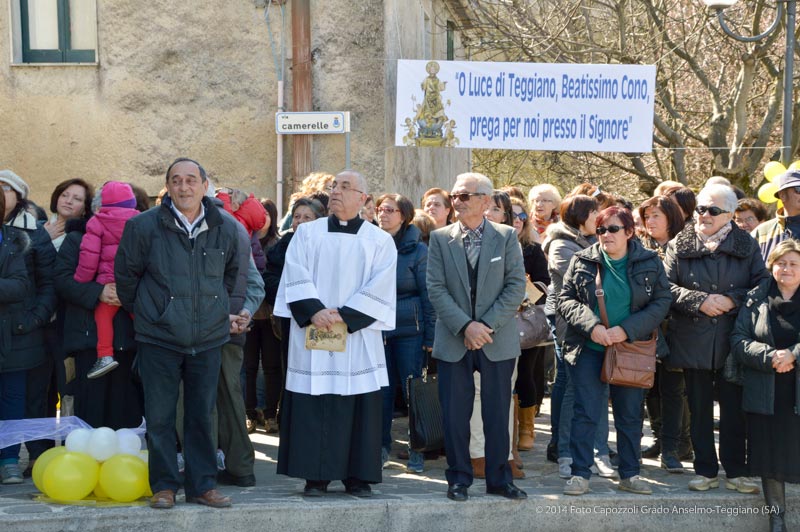 Don Salvatore attende San Cono insieme ai fedeli