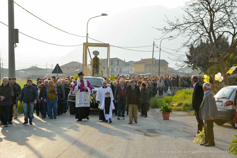 I fedeli accompagnano San Cono