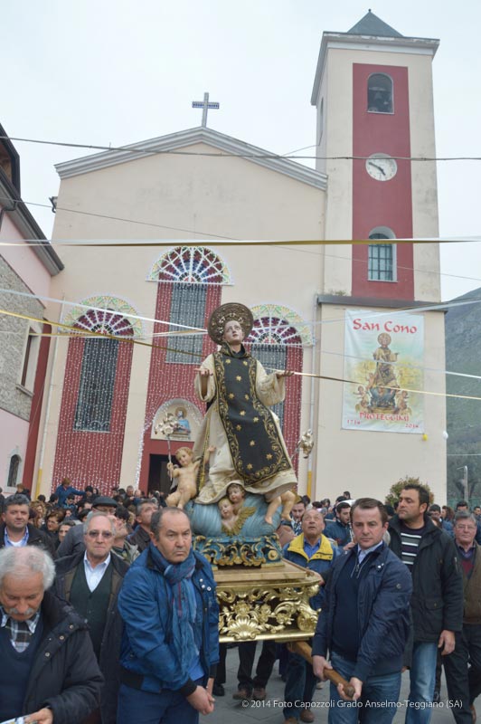 I fedeli si incamminano in processione