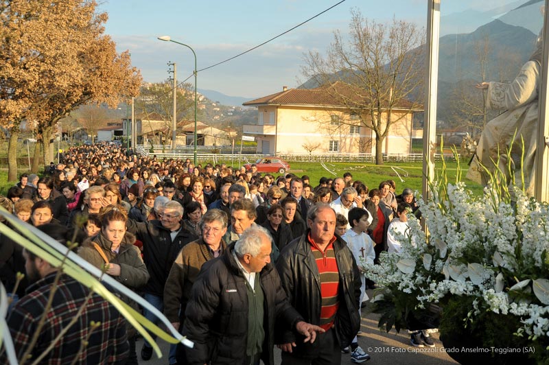 La folla di fedeli lungo via Boccarino
