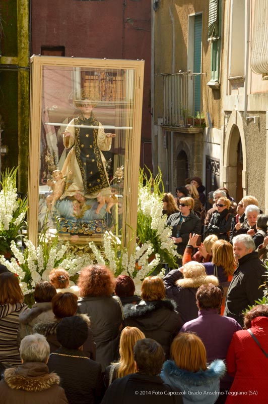 La gente intorno a San Cono