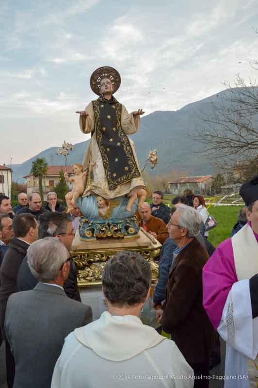 La statua di San Cono adagiata sul tavolo