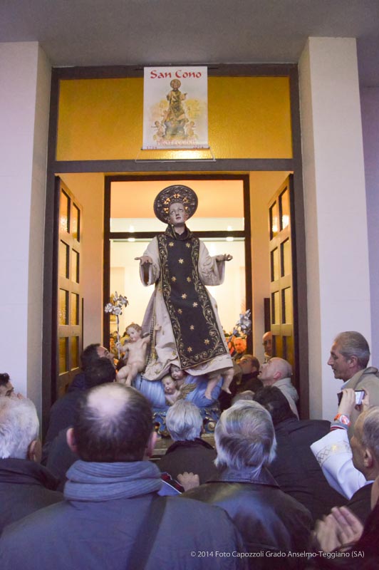 La statua viene condotta all’altare