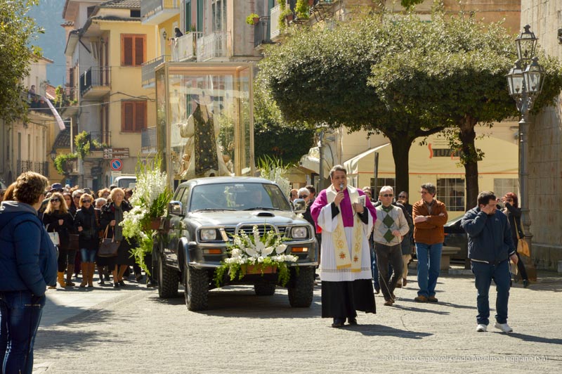 L’immagine di San Cono attraversa la piazza