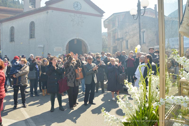 San Cono è acclamato dai fedeli presenti