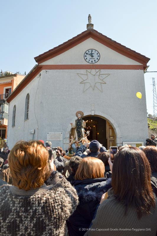 San Cono entra in chiesa a Piedimonte
