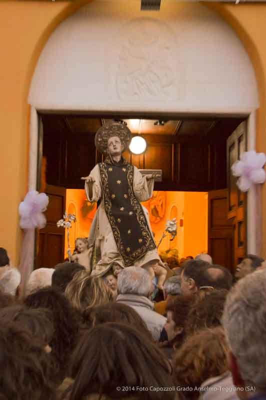 San Cono entra in chiesa a San Giuseppe