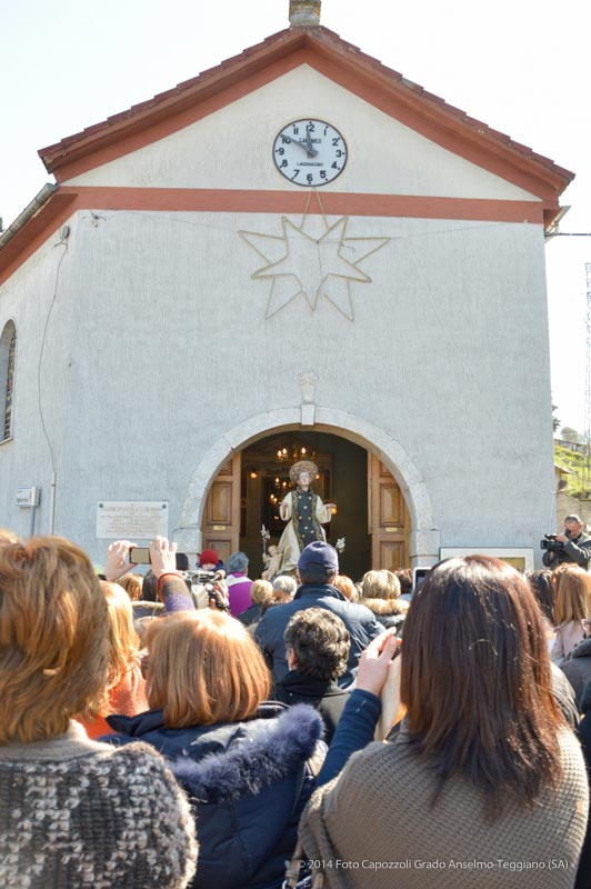 San Cono fa ingresso in chiesa