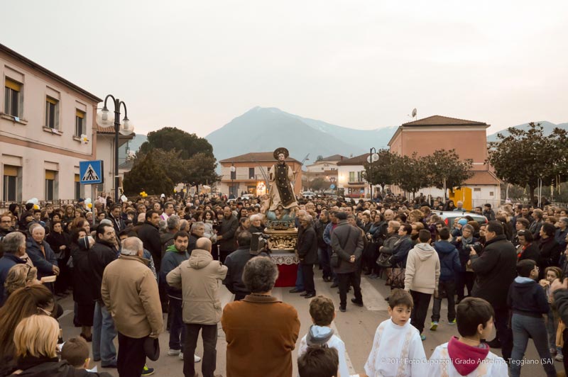 San Cono sosta davanti la scuola maestre pie filippini