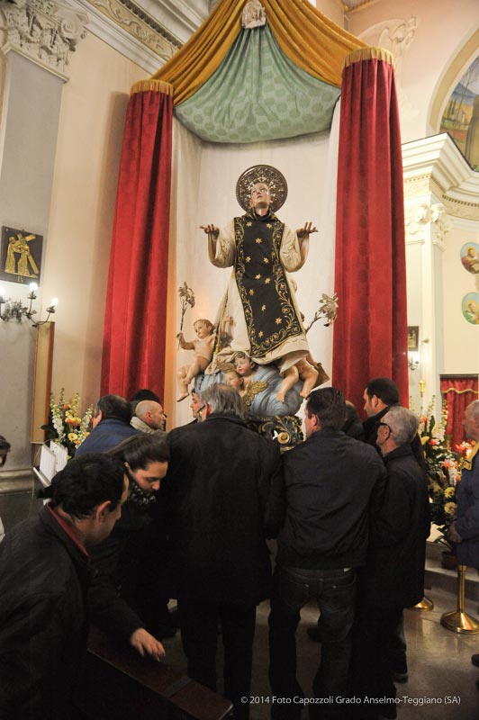 San Cono viene posizionato in chiesa