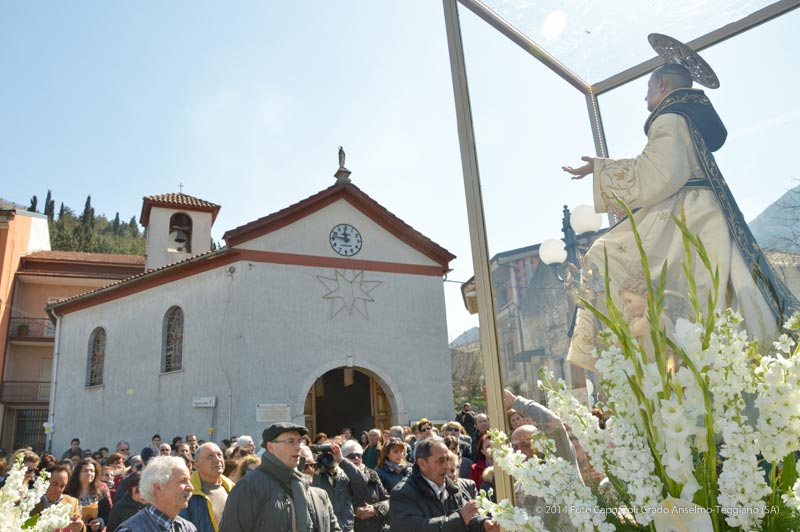 San Cono viene preso a spalla