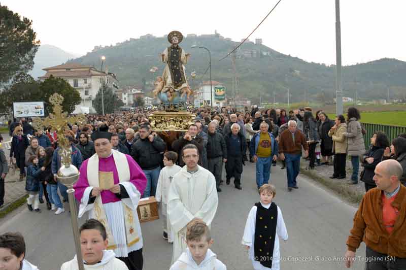 San Cono viene preso in spalla per l’ultimo tratto