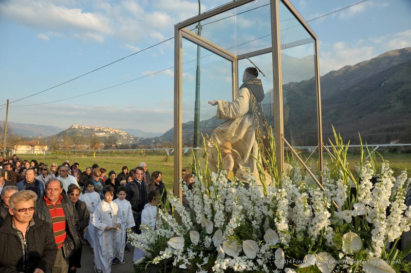 Statua di San Cono con sfondo di Teggiano