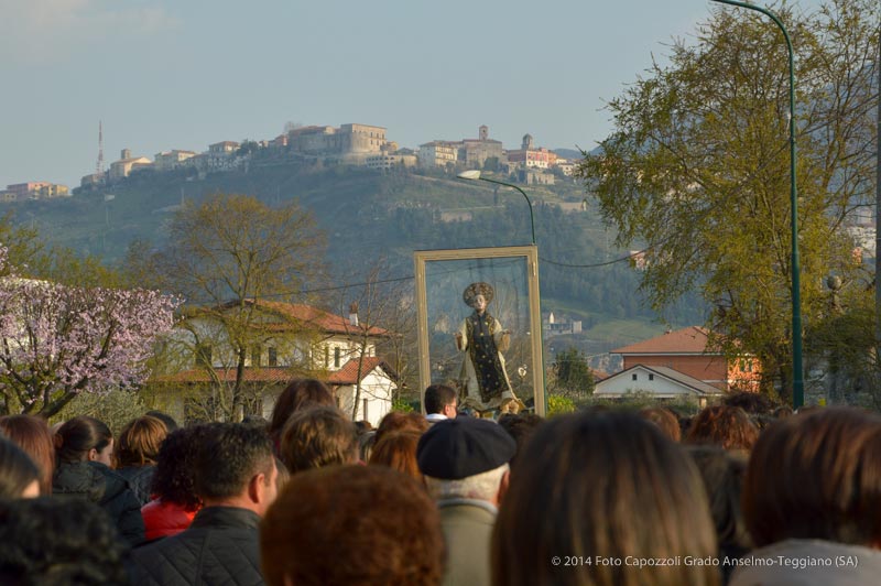 Statua di San Cono con vista di Teggiano