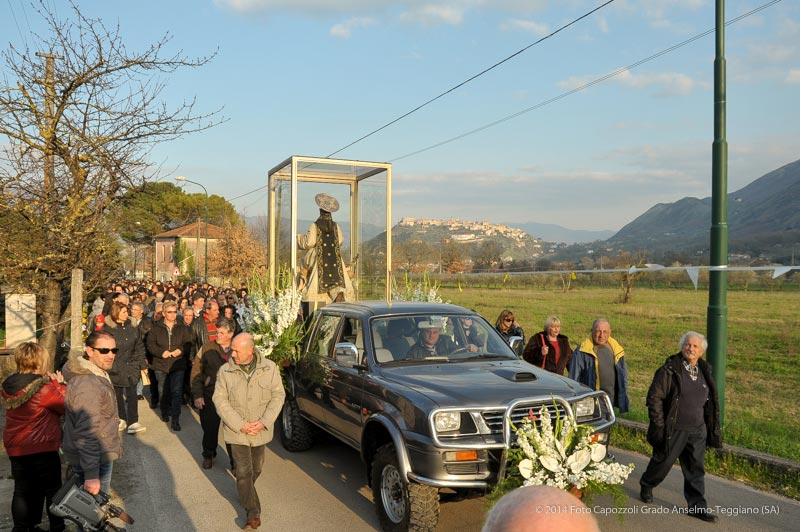 Via Boccarino con sfondo di Teggiano