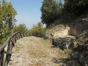 Resti della cappella di San Cono nei pressi di Casalbuono lungo la strada che portava al Monastero di Cadossa