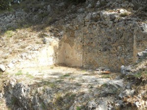 Particolare dei rResti della cappella di San Cono nei pressi di Casalbuono lungo la strada che portava al Monastero di Cadossa