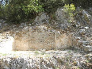 Altro particolare dei resti della cappella di San Cono nei pressi di Casalbuono lungo la strada che portava al Monastero di Cadossa